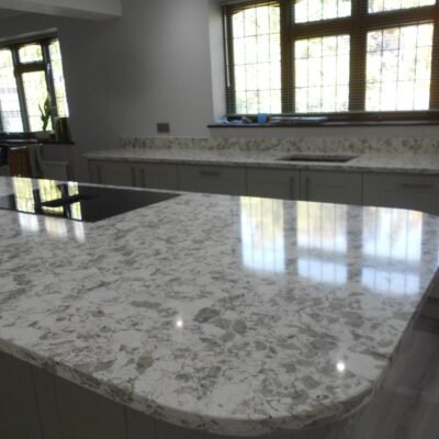 Unistone Alaska White composiet keukenblad (gepolijst)